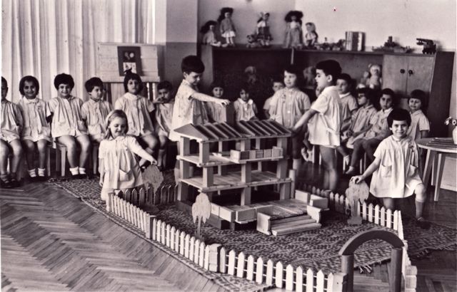 Ons bouwwerk stond zo mooi tot Gwendolyn, links aan het boompje, een acute hysterie-aanval kreeg.